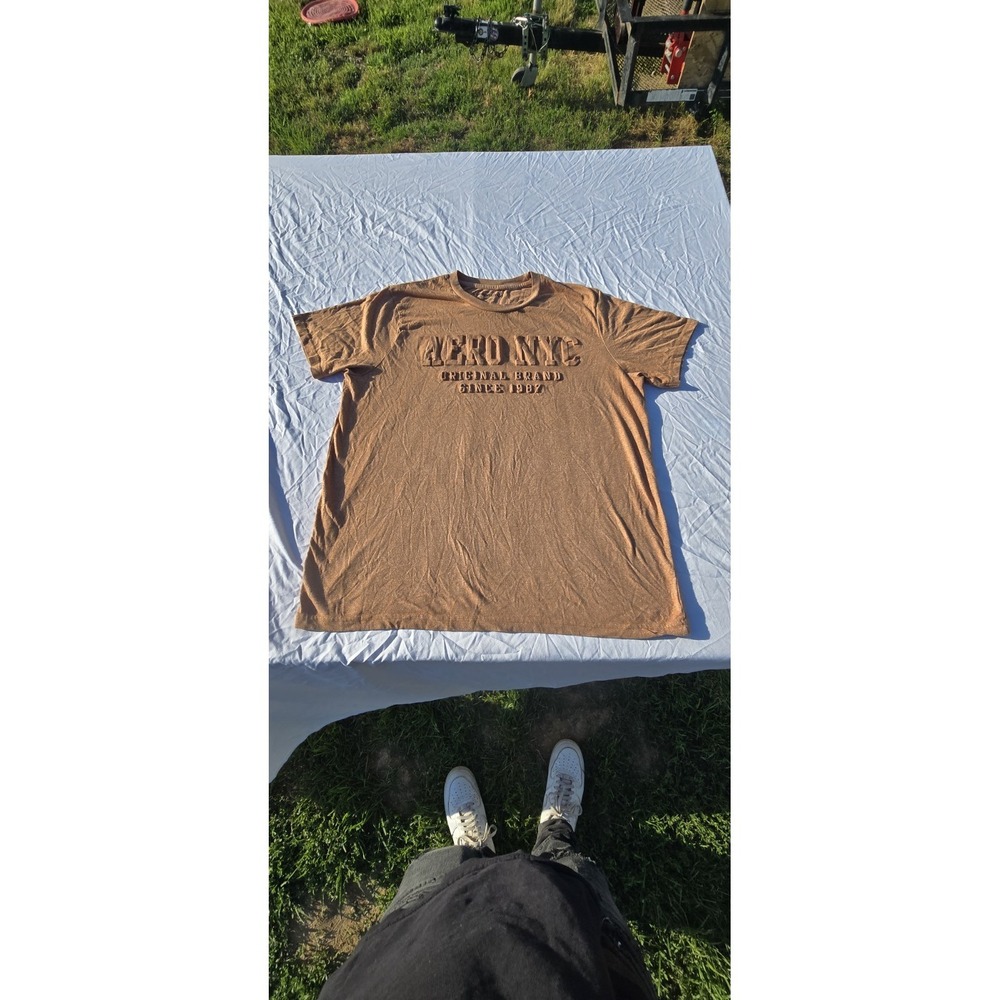 brown Aeropostale t-shirt features a raised, textured "Aero NYC" logo Size XL